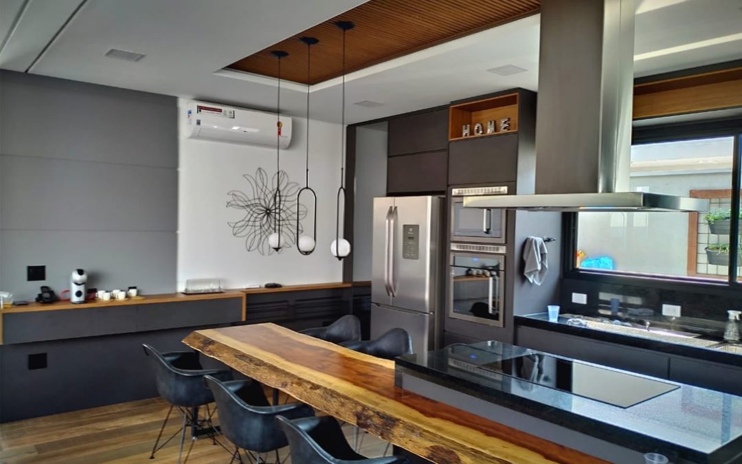 Cozinha planejada com mesa de madeira: Elegância e funcionalidade em harmonia