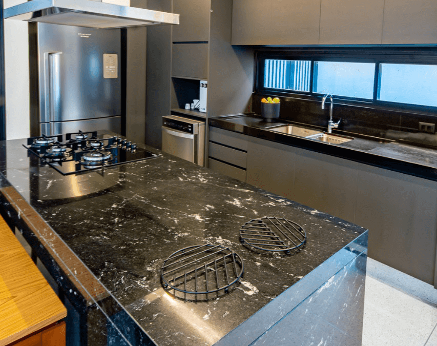 Transforme sua cozinha em um espaço elegante e sofisticado com tons escuros
